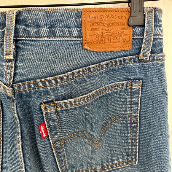Levi’s Premium Wedgie Straight Raw Hem Mid-Wash Jeans - Picture 3 of 4